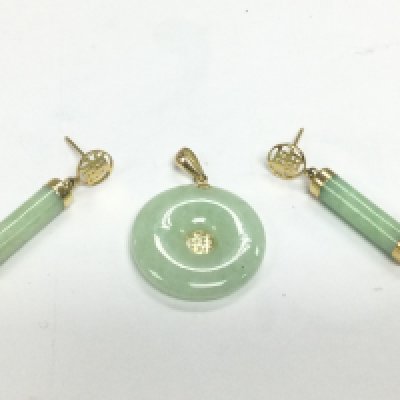 A jade and gold pendant and earrings. Shipping category A.