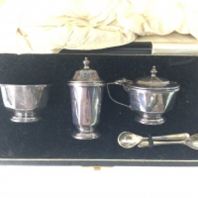 A cased silver cruet set, Birmingham hallmarks. Shipping category B.