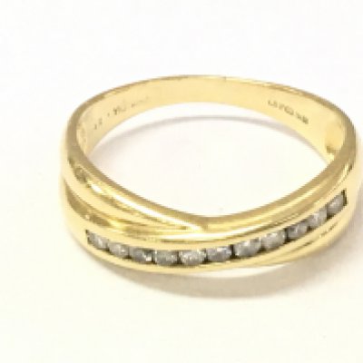 An 18ct gold diamond cross over band ring. Approx 1/4ct size T and 4.44g.
