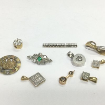 Ten gold pendants set with stones, total approx 14.7g. Shipping category A.