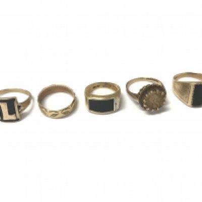 A collective lot of 5 9ct gold rings of various designs. 17.20g Postage B