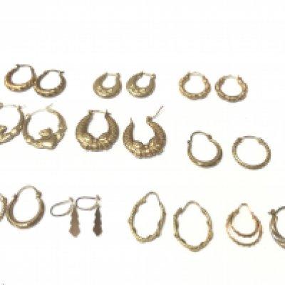 A Collection of 9ct gold earrings. 15.67g Postage A