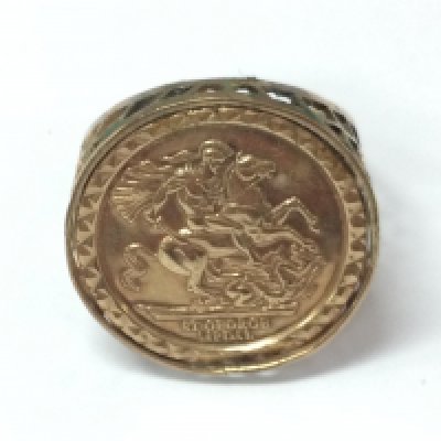 A 9ct gold sovereign style ring. Size T and 3.12g