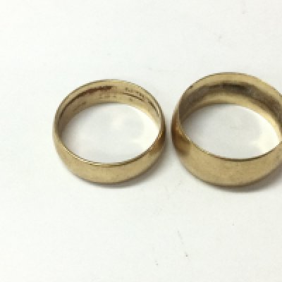 Two 9ct wedding bands. Total weight 7.83g Postage A