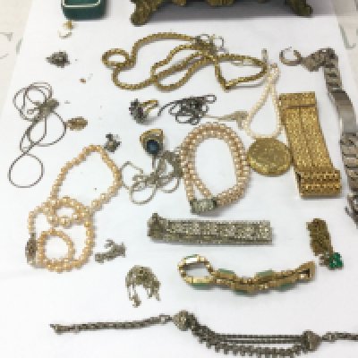 A collection of assorted costume jewellery including silver and gold items.
