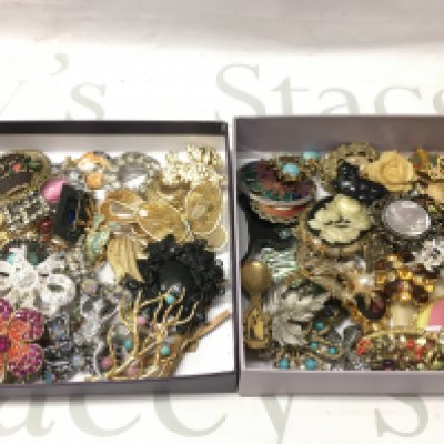 Two trays containing a large collection of mixed brooches. Postage B