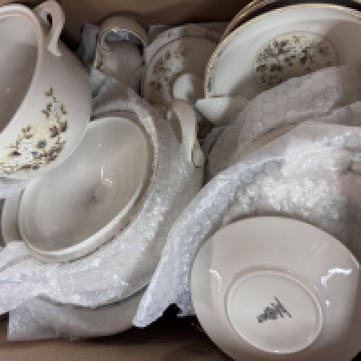 An Extensive collection of Royal Doulton Mandalay pattern dinnner china.