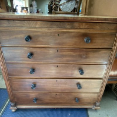A large 5 drawer mahogany chest. 127cm x 124cm x 59cm.