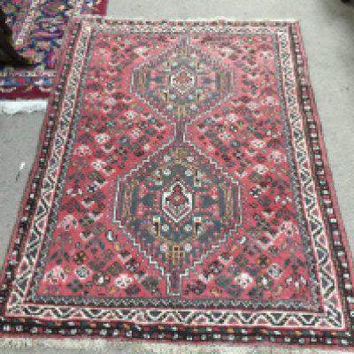 A Persian rug. Approx measurements 157x110cm.