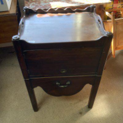 A George III mahogany wash stand. 59cm x 84cm x 47cm