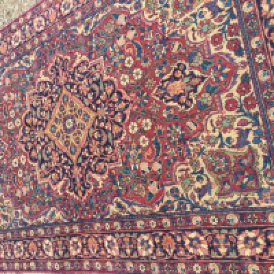 A Kashan rug with central medallion surround y floral motifs. 204 x 130 cm