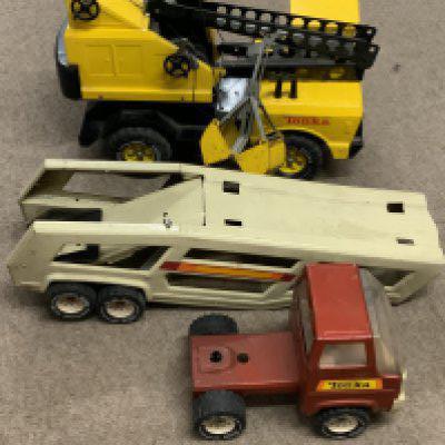A vintage Tonka grab lorry together with a Toy tractor and car trailer.- NO RESERVE