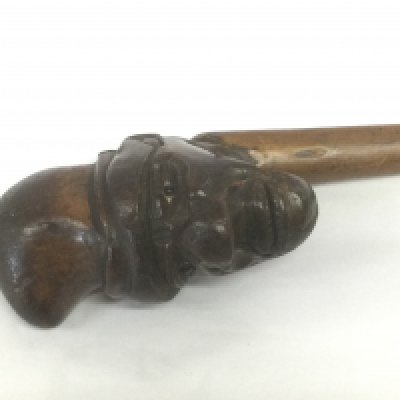 A walking cane with carved handle in the form of a head of a gentleman. Total length 83cm. Shipping category D.- NO RESERVE