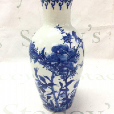 A Chinese/ Japanese signed vase . Chip as seen at top of vase. 25cm tall. This lot cannot be posted