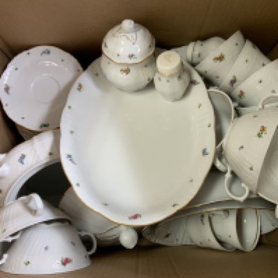 A vintage Seltmann Weiden Bayreuth dinner and teaset. (D)- NO RESERVE
