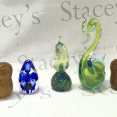 Two glass owl figures 8cm tall . This lot cannot be posted