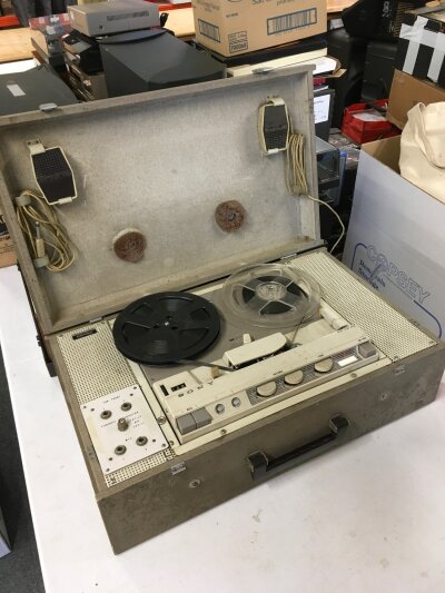 A vintage 1960s Sony 464-D reel to reel tapecorder.