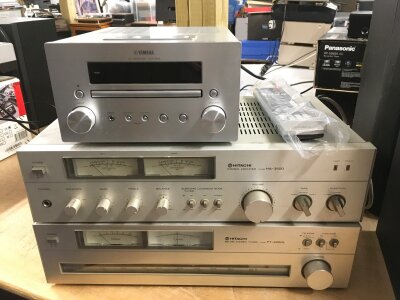 A boxed Yamaha CRX 550 CD Receiver and docking station with remote control plus two Hitachi HiFi separates and a pair of Aiwa bookshelf speakers (5).