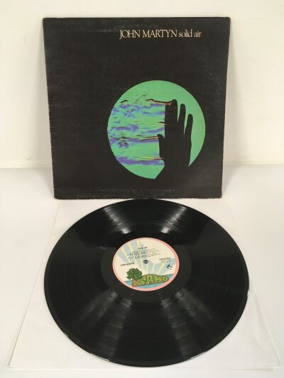 An EMI pressing of the John Martyn LP Solid Air on Island Records ILPS 9226 with pink rim label and housed in a gatefold sleeve. Vinyl EX.