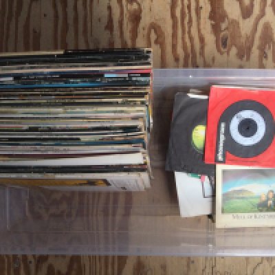 A box of LPs and 7" singles by various artists including Led Zeppelin, Pink Floyd, Queen and many more.