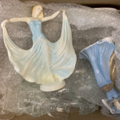 A mixed lot of porcelain and glassware to include 2 collectors figures, 2 St Louis crystal glass candlesticks etc. NO RESERVE