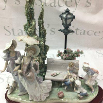 Lladro a Stroll in the Park figure group with stand, no obvious damage or restoration however the dog figure needs re gluing to the base. This lot cannot be posted