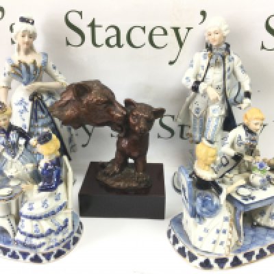 Four blue and white reproduction porcelain figures and a bronzed ornament of a big cat and cub (5). Shipping category D.