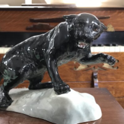 A Beswick Blackshaw panther figure , 15cm tall. No obvious damage or restoration. This lot cannot be posted