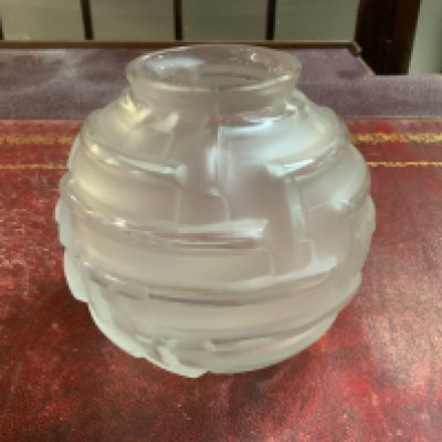 ANDRE HUNEBELLE Art Deco geometric design frosted glass vase. C.1930, etched name to base, 10cm. (D)