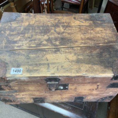 Small pine trunk with metal mounts. NO RESERVE