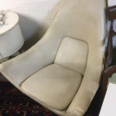 A mid 20th Century swivel chair. Shipping category D.