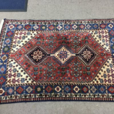 A Persian rug dimensions 144x98cm. NO RESERVE