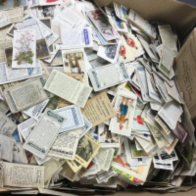 A large box of loose cigarette cards, including Gallahers, Wills, Ogdens, Players etc. postage category c