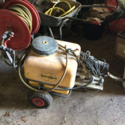 A large garden leisurebattery operated electric garden sprayer 50L capacity tank with attached hose and one other conforming sprayer (2)