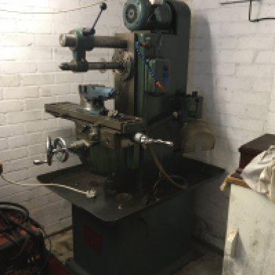 A Quality Engineering Milling Machine maker Tom Senior Atlas Works the machine in very good condition it has only been light use for home engineering. Serial number 3609. Viewing by appointment sold in situ buyer to collect RM15 South Ockendon.