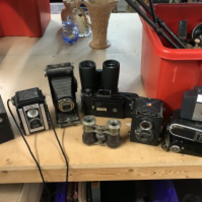 A Collection of vintage cameras including Kodak Duaflex II, SX-20 Brownie junior, Kodak SIX20, Voiglander, Bronwie 127 etc . Postage category C