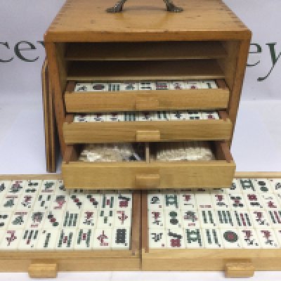 A vintage cased Mahjong set. Shipping category C.