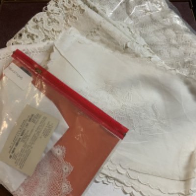 A good collection of linen and lace to include pieces from the Indian Christian Women&rsquo;s lace industry.