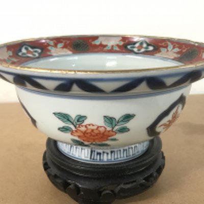 A Japanese Imari ware bowl with stand , 6 character mark at base. 8.5cm tall 18cm wide . This lot cannot be posted
