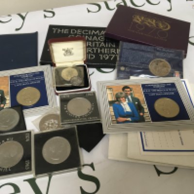 A collection of Decimal proof coinage and commemorative coinage. No Reserve.